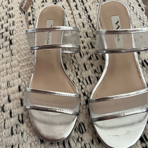 Nina Ganice SILVER METALLIC FOIL WITH MESH BLOCK HEEL HOOK & LOOP SANDALS | Sz 8 - Picture 8 of 10